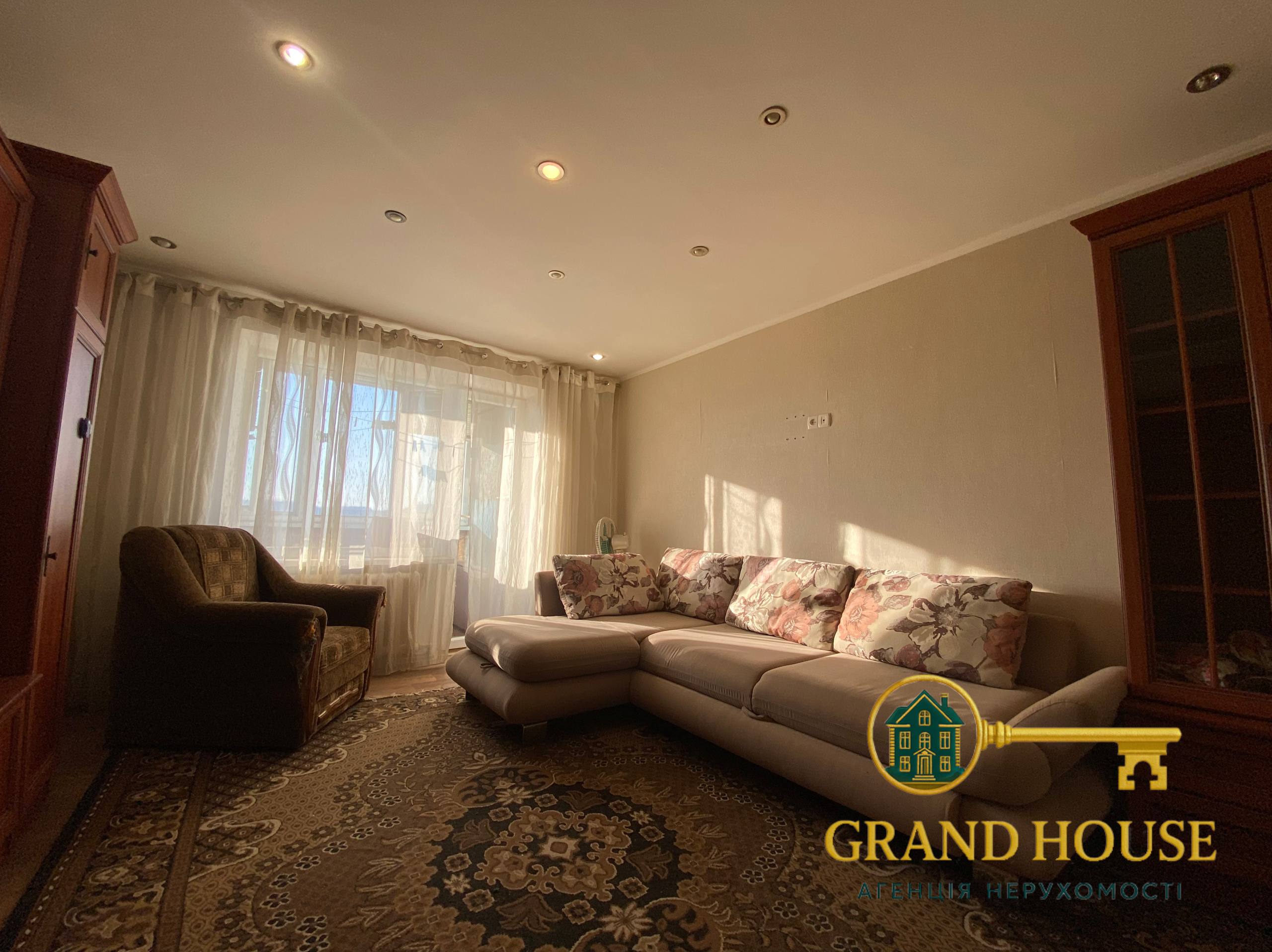 Продаж 1-кімнатної квартири в Кривому Розі на вулиці Віктора Оцерклевича (вул. Курчатова)

📍Покровський район (173 квартал)

- Загальна площа: 36,6 м²🤩

- Житлова площа: 16 м²

- Зручне розташування, район з розвиненою інфраструктурою – поруч магазини, транспорт, все необхідне для комфортного життя 🛍️ 🚗 

- Кутова – більше світла та простору

- Стан: «заїжджай та живи» – не потребує додаткових вкладень‼️

💡 Ідеально підійде:
- для власного проживання;
- як інвестиція під оренду (дохідність до 15% річних!)